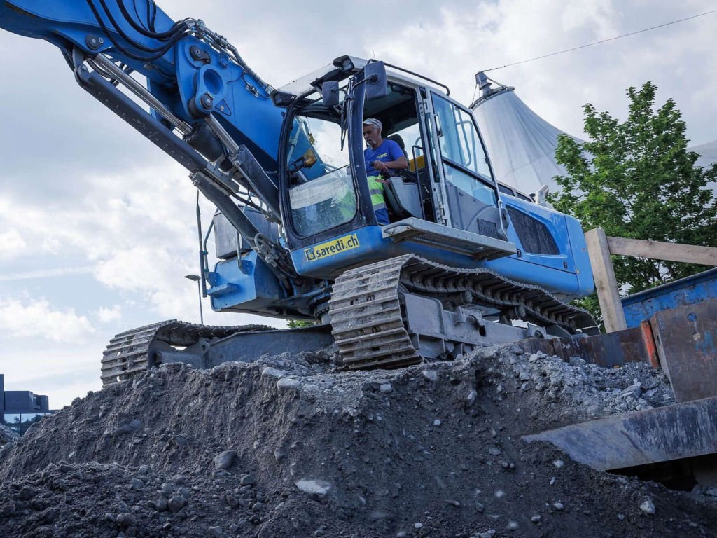 Baumaschinenführer von Saredi im Kettenbagger auf der Baustelle